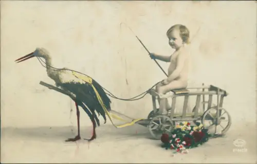 Geburt eines Kindes Fotokunst Baby auf Wagen gezogen von Storch 1917