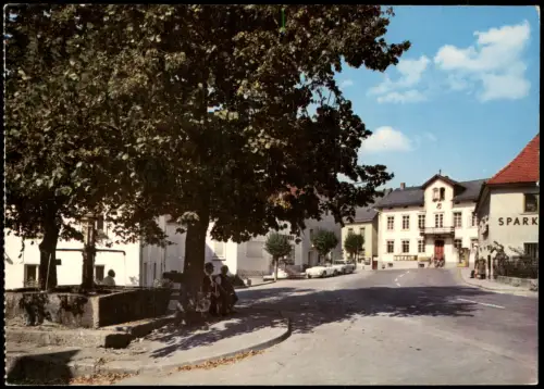 Muggendorf-Wiesenttal Ortsansicht, Leute unter Baum am Brunnen 1969