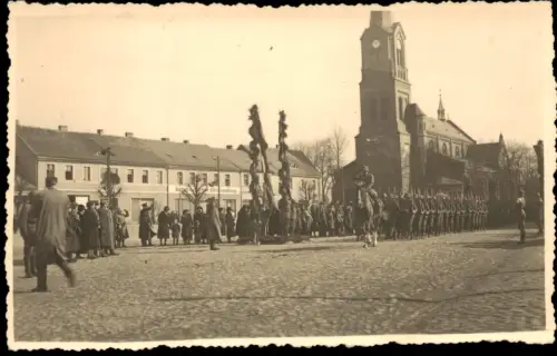 Foto  Soldaten Wache Aufzug, K. ?? in Pommern 1940 Privatfoto