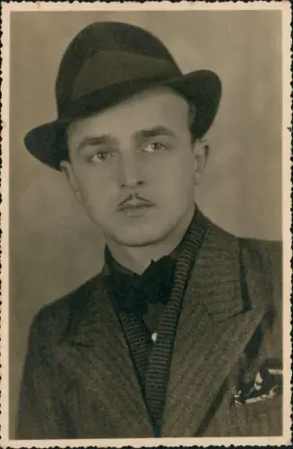 Ansichtskarte  Herrenporträt mit Hut, Sakko Fliege schmalschnautzer 1948