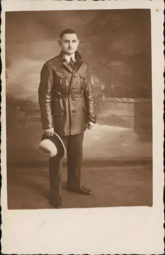 Atelier-Portrait eines jungen Mannes in Lederjacke mit Hut 1930 Privatfoto