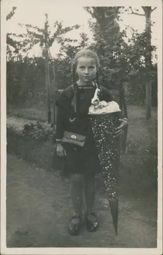 Mädchen mit großer Schultüte Zuckertüte zur Einschulung 1940 Privatfoto