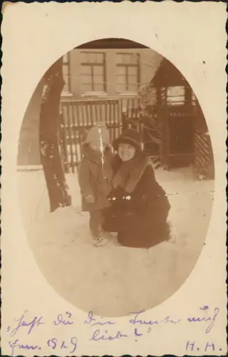 Foto  Frau und Kind im Schnee im Vorgarten 1929 Privatfoto