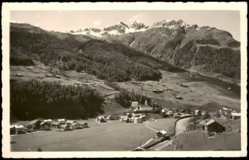 Sölden (Ötztal) Ortsansicht mit Kirche und Berggipfeln im Tal 1954