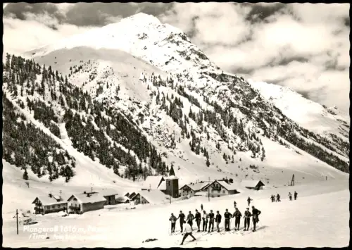 Plangeross-St. Leonhard im Pitztal Winterliche Dorfansicht mit Skifahrern  1963