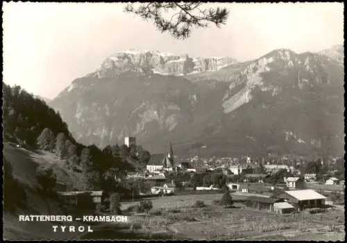 Ansichtskarte Kramsach Ortsansicht mit Burgruine und Rofangebirge 1950