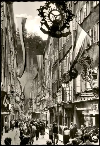 Ansichtskarte Salzburg Getreidegasse mit Passanten und Zunftzeichen 1955