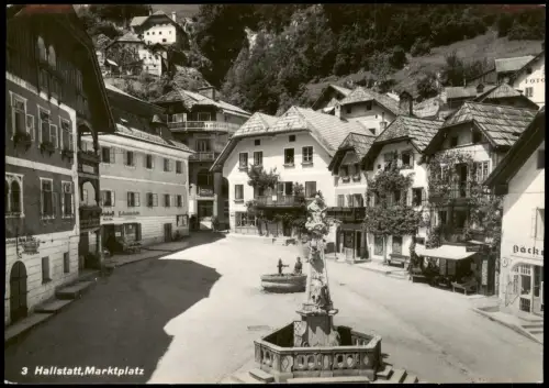Ansichtskarte Hallstatt Marktplatz mit Dreifaltigkeitssäule und Brunnen 1955