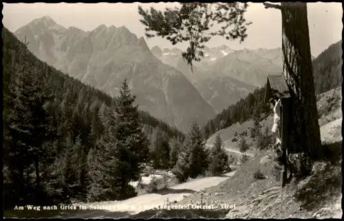 Gries im Sulztal Wegkreuz am Bergweg mit Blick auf das Bergtal 1950