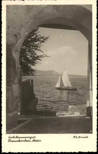 Traunkirchen Blick durch einen Torbogen auf den See mit Segelboot 1929