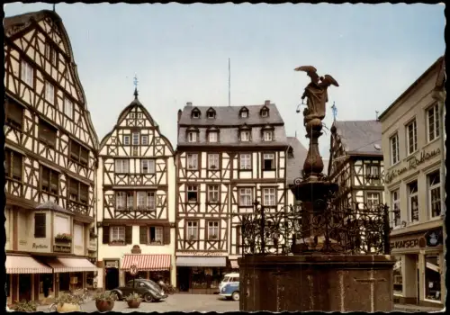 Bernkastel-Kues Berncastel-Cues Marktplatz Michael-Brunnen, Auto VW Käfer 1965