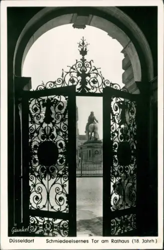 Düsseldorf Schmiedeeisernes Tor am Rathaus - Blick zum Denkmal 1956