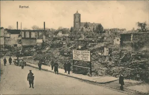 Rethel Rethel Kriegszerstörungen mit Wegweiser und Soldaten vor Kirche 1915