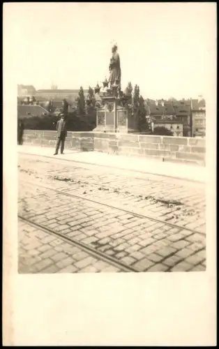 Prag Praha Posierender Mann auf der Karlsbrücke Karlův most 1910 Privatfoto