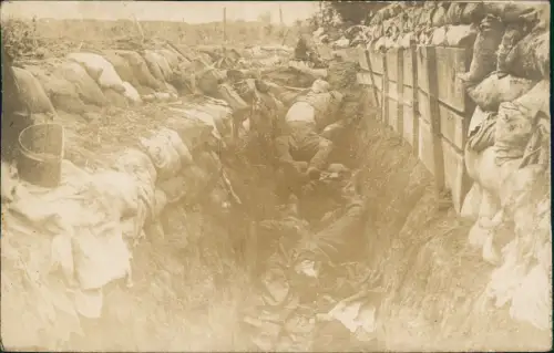 Foto  Schützengraben mit gefallenen Soldaten, 1. WK 1915 Privatfoto
