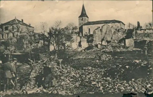 CPA Verdun Zerstörtes Dorf mit Kirche 1916  Feldpost