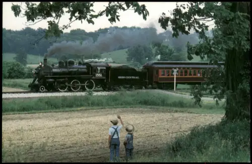 Ansichtskarte  Eisenbahn Zug Lokomotive Two young Amish boys Railroad 1989